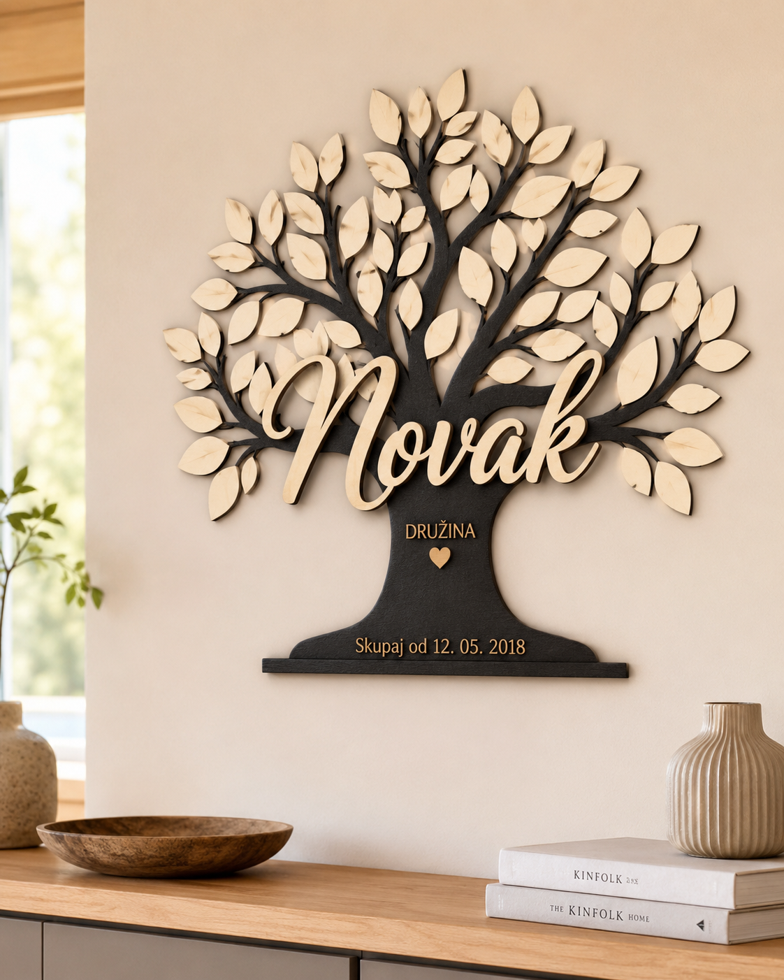 Družinsko drevo Novak iz lesa z listi in datumom