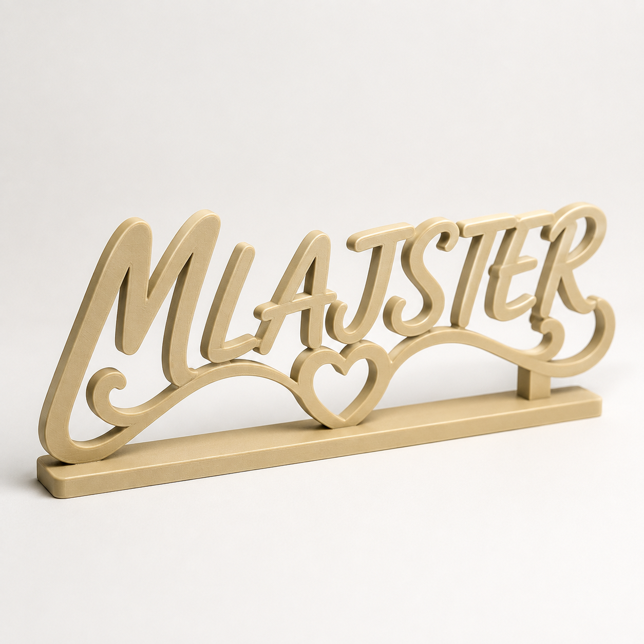 3D tiskan napis MLAJSTER s srcem na podstavku